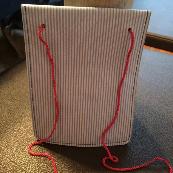 Small pouch for passport I’d card etc . - Picture 2 of 7